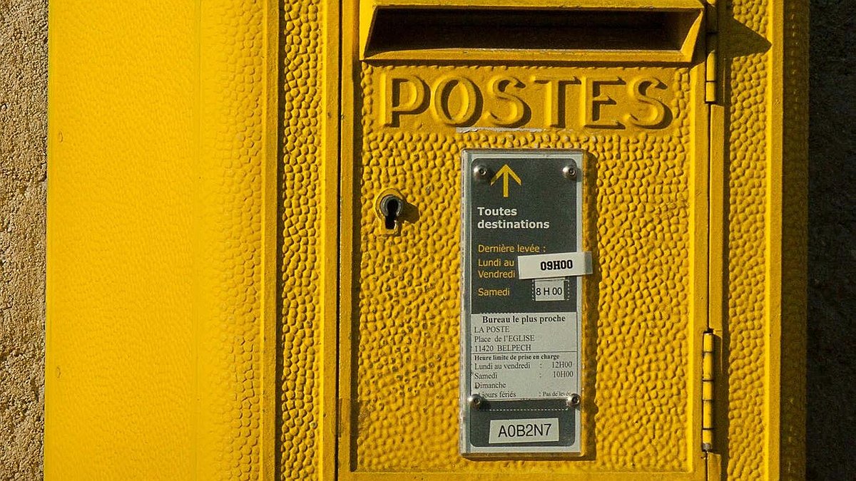 Illustration - La Poste remplace les boîtes aux lettres par des épingles à linge