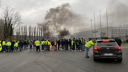 Illustration Les travailleurs en grève pour les salaires!