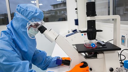 Illustration Pas touche aux emplois et aux salaires !