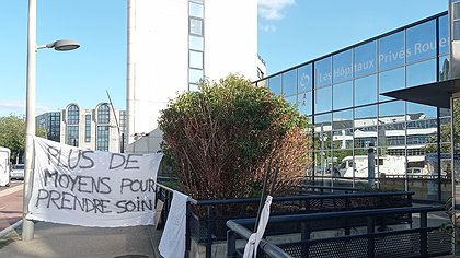 Illustration Le personnel des cliniques privées se fâche.