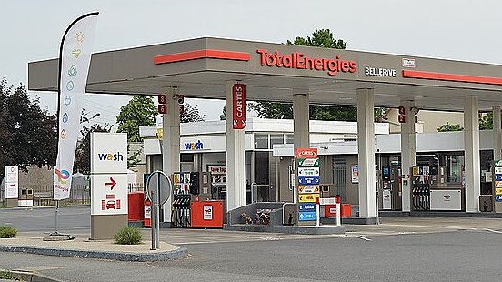 Illustration - Essence : à bas les profiteurs de guerre ! Augmentation des salaires !