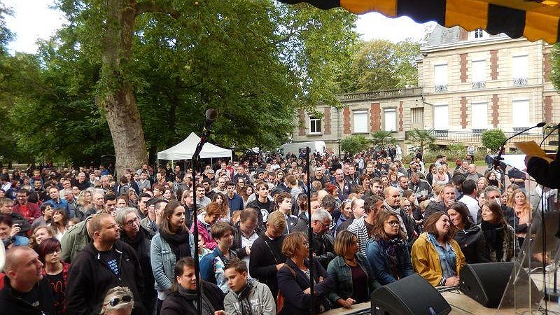 Illustration - un rassemblement pour célébrer la lutte