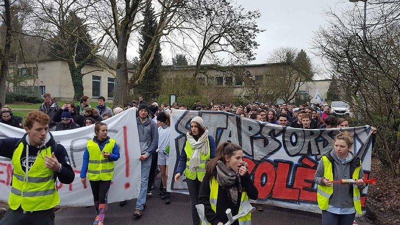 Illustration - étudiants en lutte