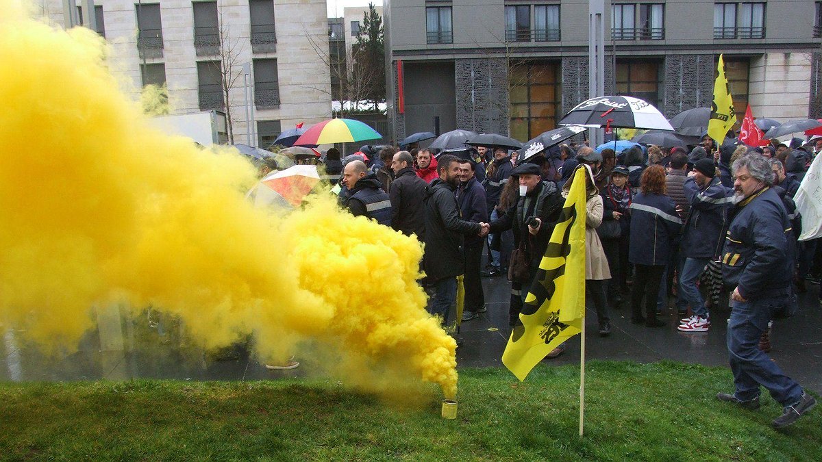 Illustration - les facteurs étendent leur grève