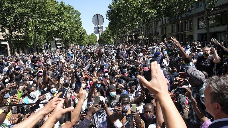 Illustration - des travailleurs qui relèvent la tête